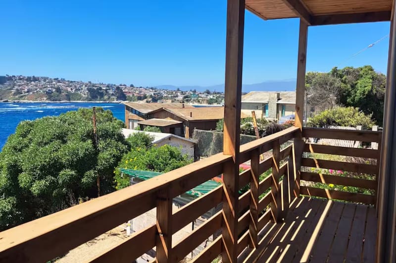 Esta cabaña de Quintero es perfecta para escaparse del estrés y relajarse contemplando el mar. Créditos: Airbnb.