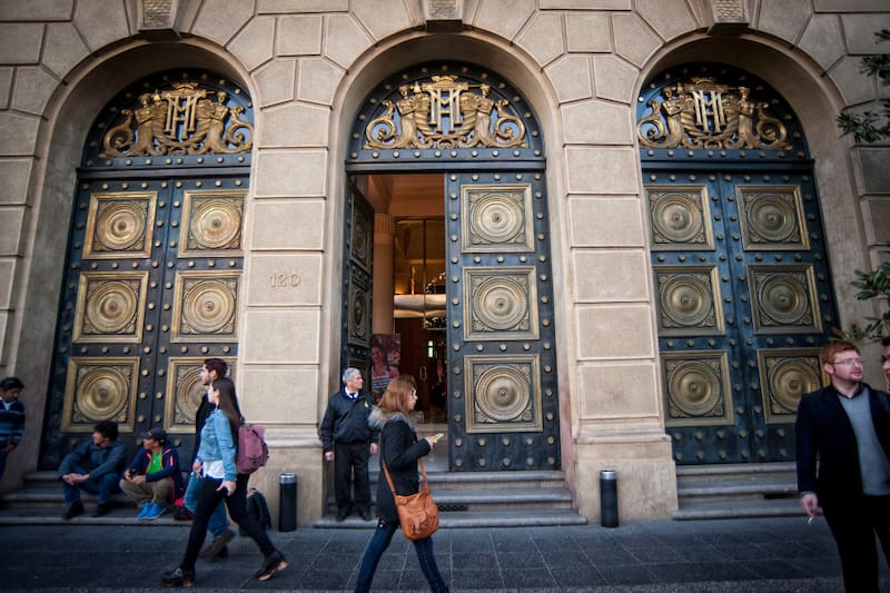 La medida de la entidad afectaría principalmente a un bono que se entrega a personas de la tercera edad.