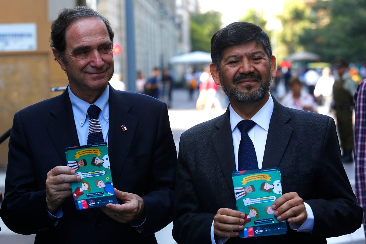 Santiago 22 febrero 2019.
El ministro de Justicia y Derechos Humanos, Hernán Larraín; junto al director nacional del Servicio de Registro Civil e Identificación, Jorge Álvarez, hace un llamado a revisar el Registro de Inhabilidades para trabajar con menores de edad, de cara al inicio del año escolar.
Marcelo Hernandez/Aton Chile