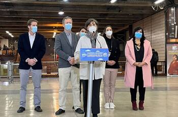 “No obligamos su uso”: Minsal entrega mascarillas en Metro de Santiago