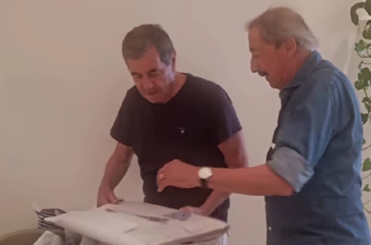 VIDEO | “Tendría que estar en el museo de Colo Colo”: La espectacular reliquia que le regalaron a Mirko Jozic