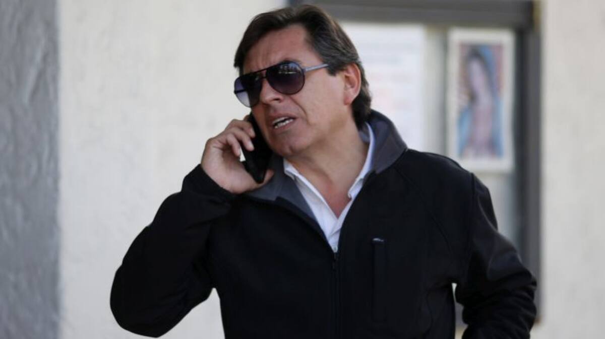 14 de Mayo del 2015 / SANTIAGO
El periodista, Claudio Faria durante la misa de responso del ex editor del programa de televisin "Buenos Dias a Todos", Juan Carlos "Tata" Diaz, en la Iglesia San Pedro.
FOTO: PABLO VERA LISPERGUER/AGENCIAUNO