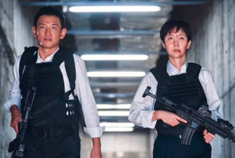 Kang-mu (Hwang Jung-min) regresa a su antiguo trabajo para ayudar a Mi-seon (Yum Jung-ah) en "Misiones cruzadas". Créditos: Netflix