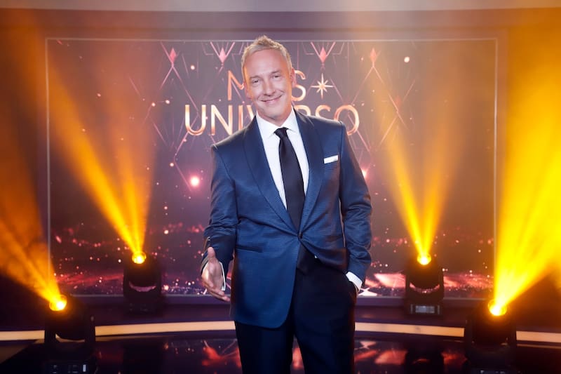 tendrá a Martín Cárcamo como animador y a seis figuras televisivas como jurado.