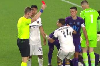 VIDEO | ¡Su primera en 14 años! La expulsión de Chicharito Hernández en la derrota de LA Galaxy por la MLS