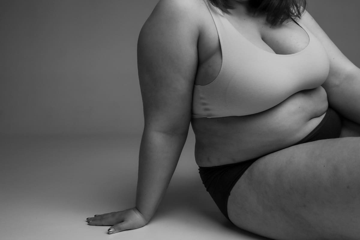 La poca oferta de ropa de talla grande en el mercado actual hace que las personas con cuerpos no normativos no solo enfrenten efectos emocionales sino que también económicos.