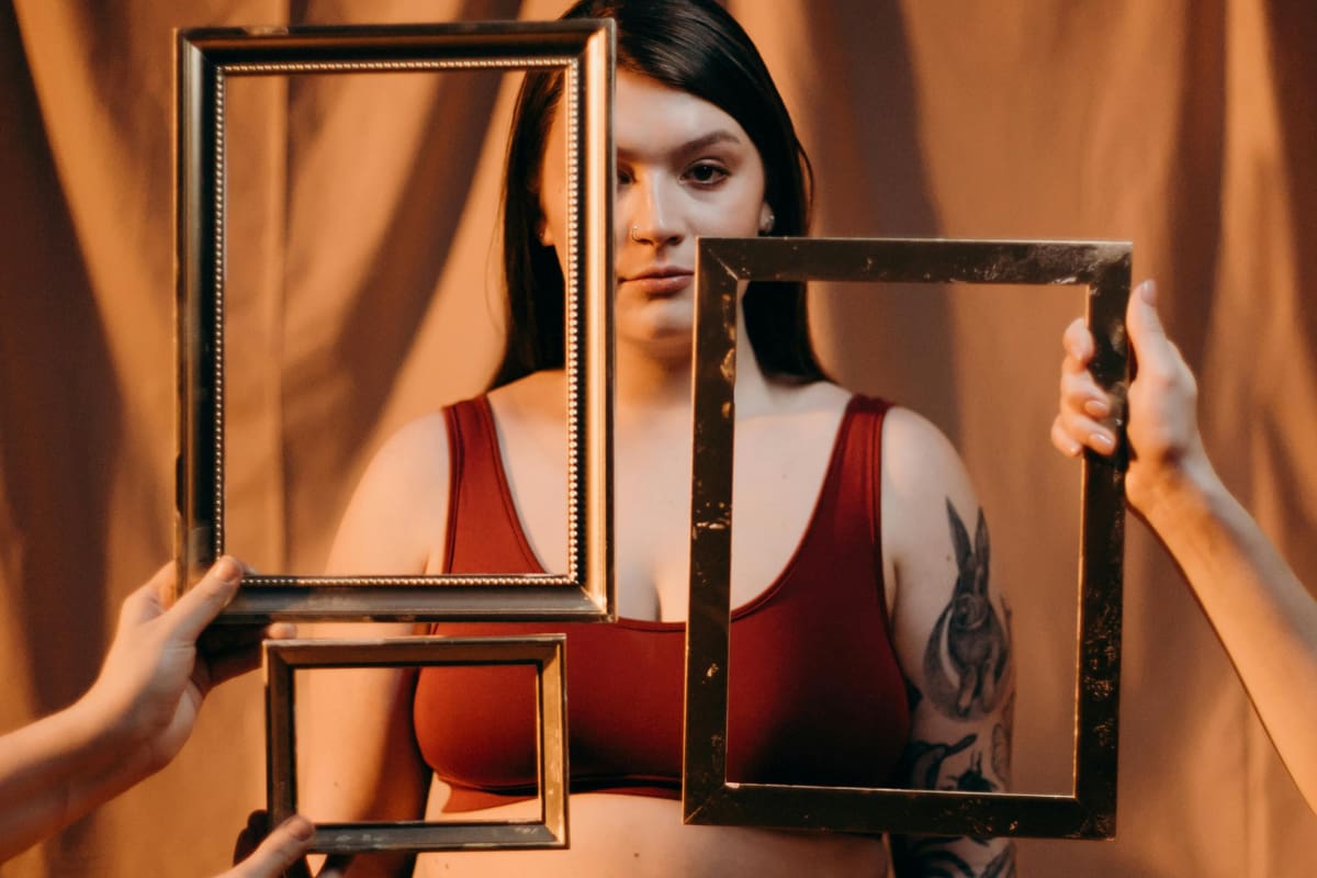 Los cánones de belleza y la gordofobia internalizada de la sociedad son dos factores importantes dentro de la discriminación que viven las personas de talla grande.