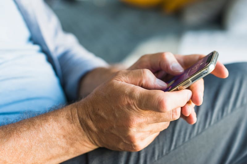 Esta funcionalidad permite facilitar el uso del celular a través de un cambio en la interfaz.
