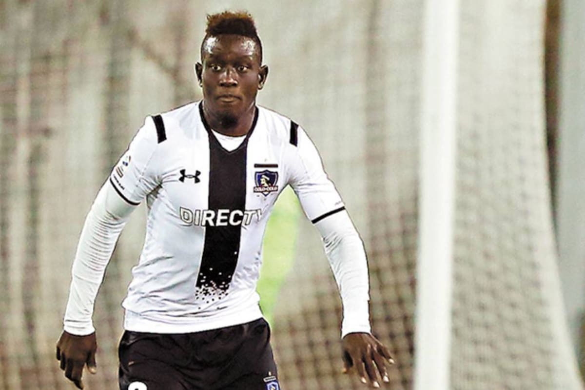 Modou Jadama, con la camiseta de Colo Colo.