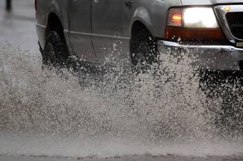 ¿Manejando en días de lluvia? Esta es la multa que podrías recibir por mojar a un peatón