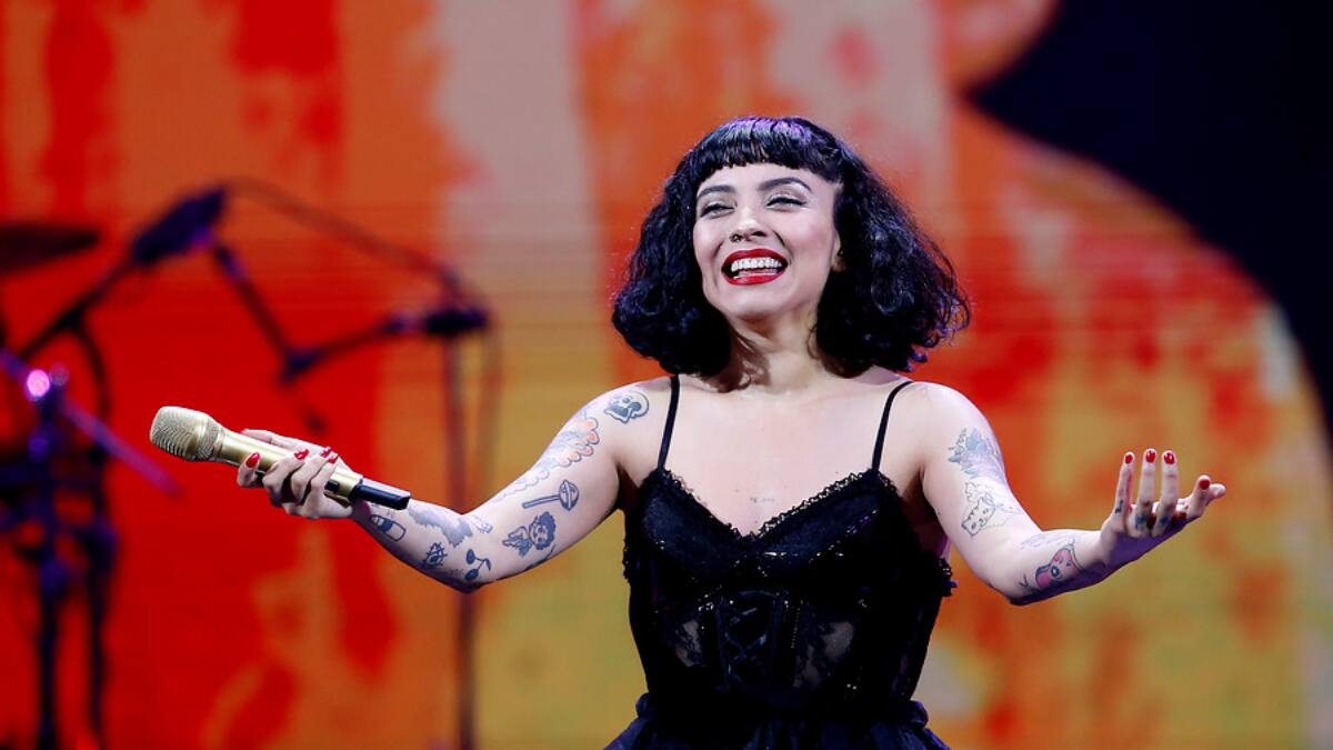 Mon Laferte será parte del disco conmemorativo de Raphael por sus 60 años de carrera