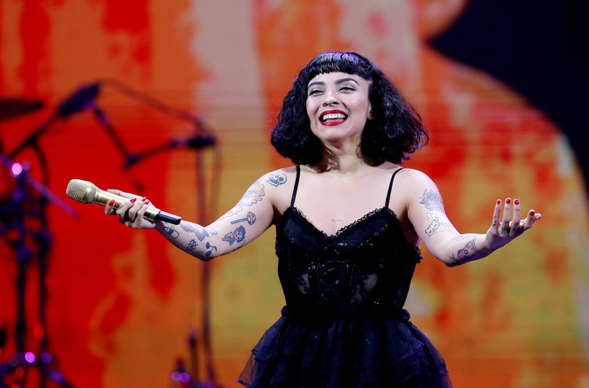 Mon Laferte será parte del disco conmemorativo de Raphael por sus 60 años de carrera