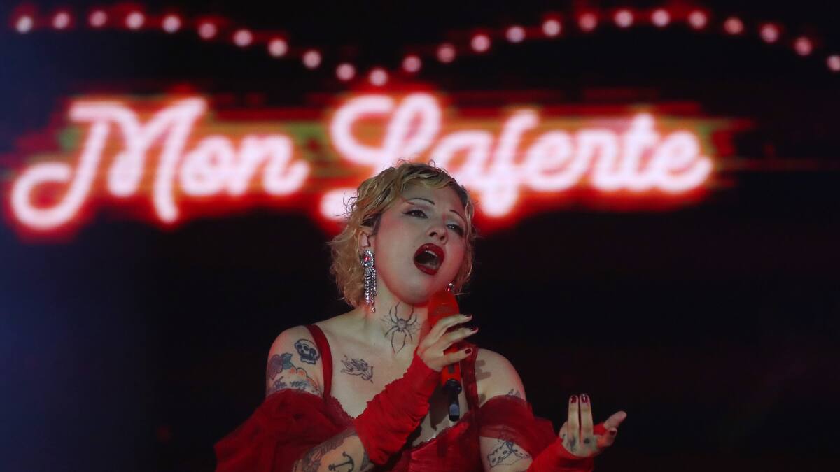 “Aunque me pongan a cantar en el metro...”: El feroz reclamo de Mon Laferte tras presentarse en Lollapalooza Chile