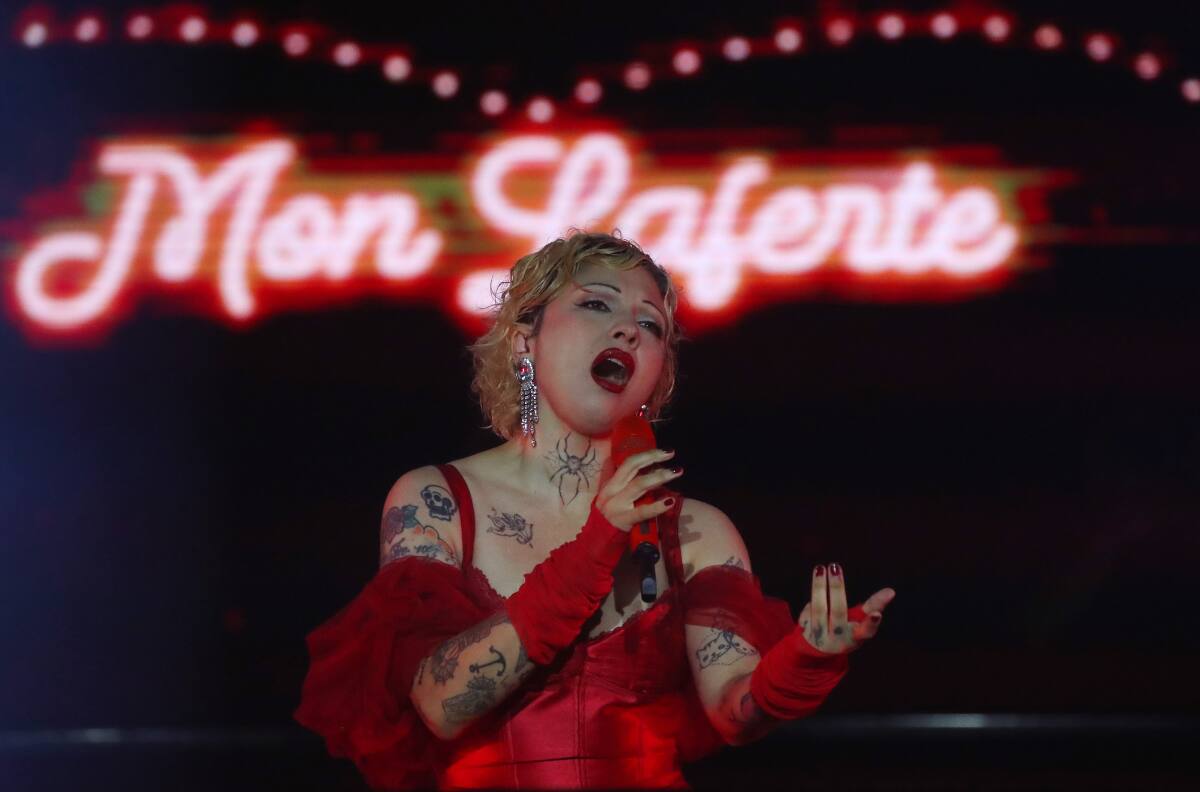 “Aunque me pongan a cantar en el metro...”: El feroz reclamo de Mon Laferte tras presentarse en Lollapalooza Chile
