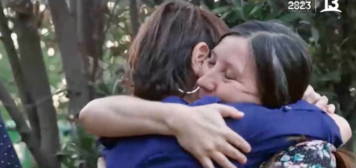Mónica Carrasco abraza a su hija, Jaco.