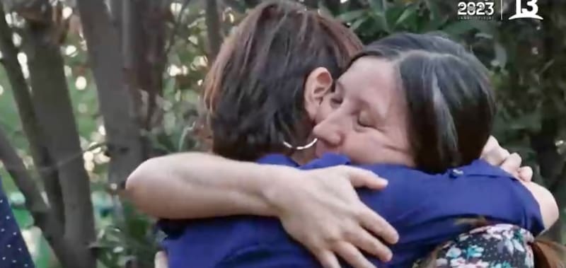 Mónica Carrasco abraza a su hija, Jaco.