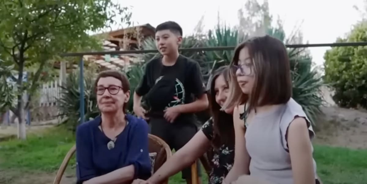 Mónica Carrasco junto a su hija y sus nietos. Créditos: Canal 13.