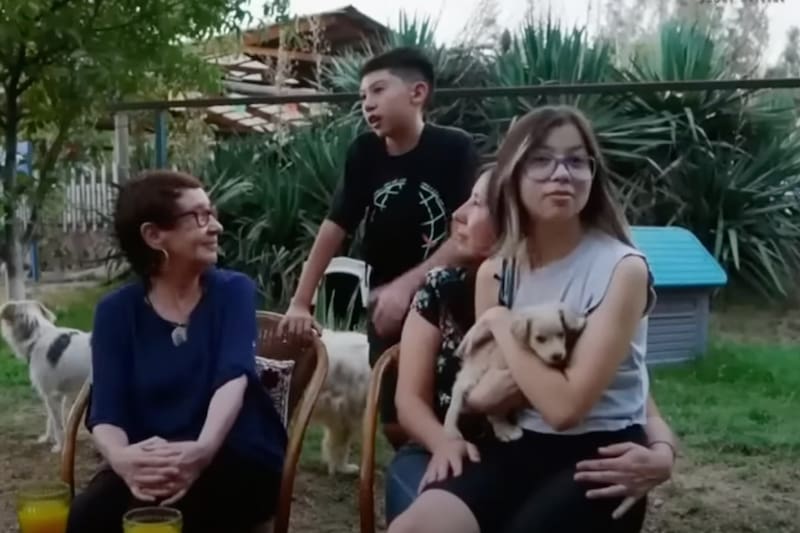 Mónica Carrasco junto a su hija y sus nietos. Créditos: Canal 13.