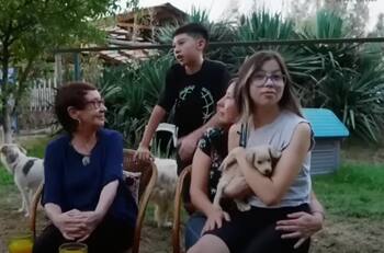 “Me van a hacer llorar”: Mónica Carrasco presenta en televisión a sus pequeños nietos