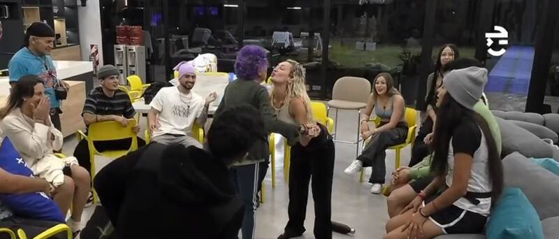 El primer beso de Mónica Ramos en el juego de "Gran Hermano" Chile.