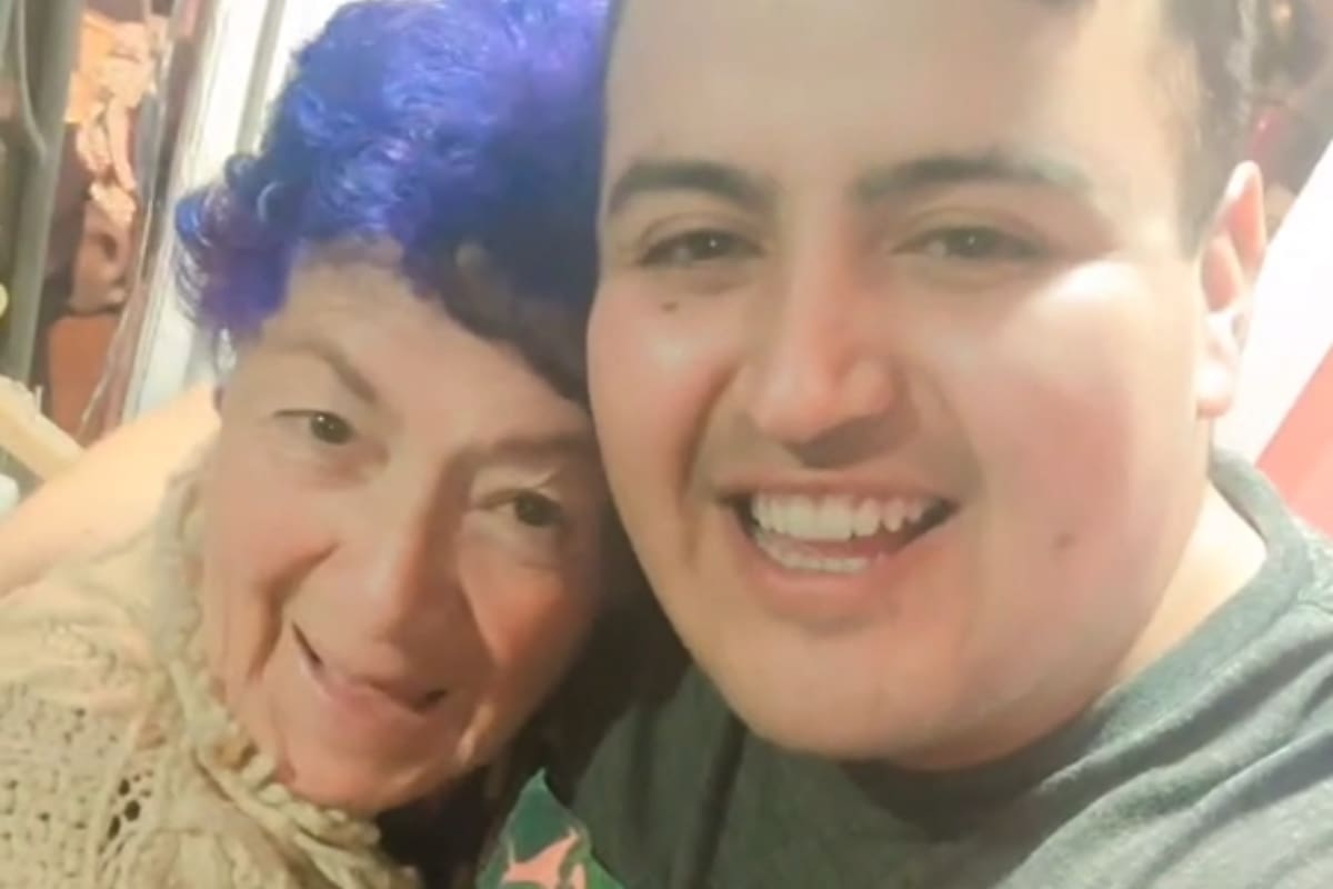 Rubén visitó a Mónica en su casa.
