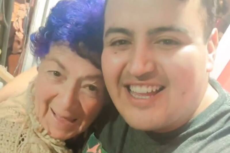 Rubén visitó a Mónica en su casa.