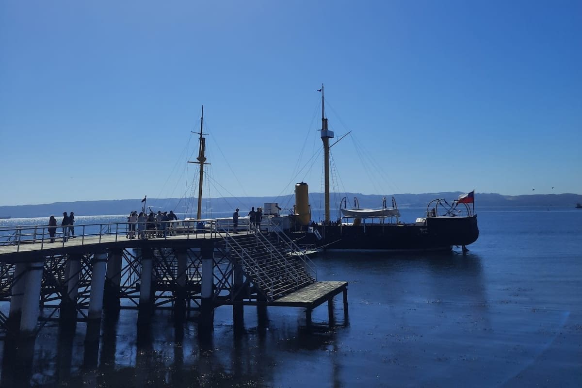 Es un museo al interior de la embarcación ubicado en Talcahuano.
Créditos: Daniela Jerez.