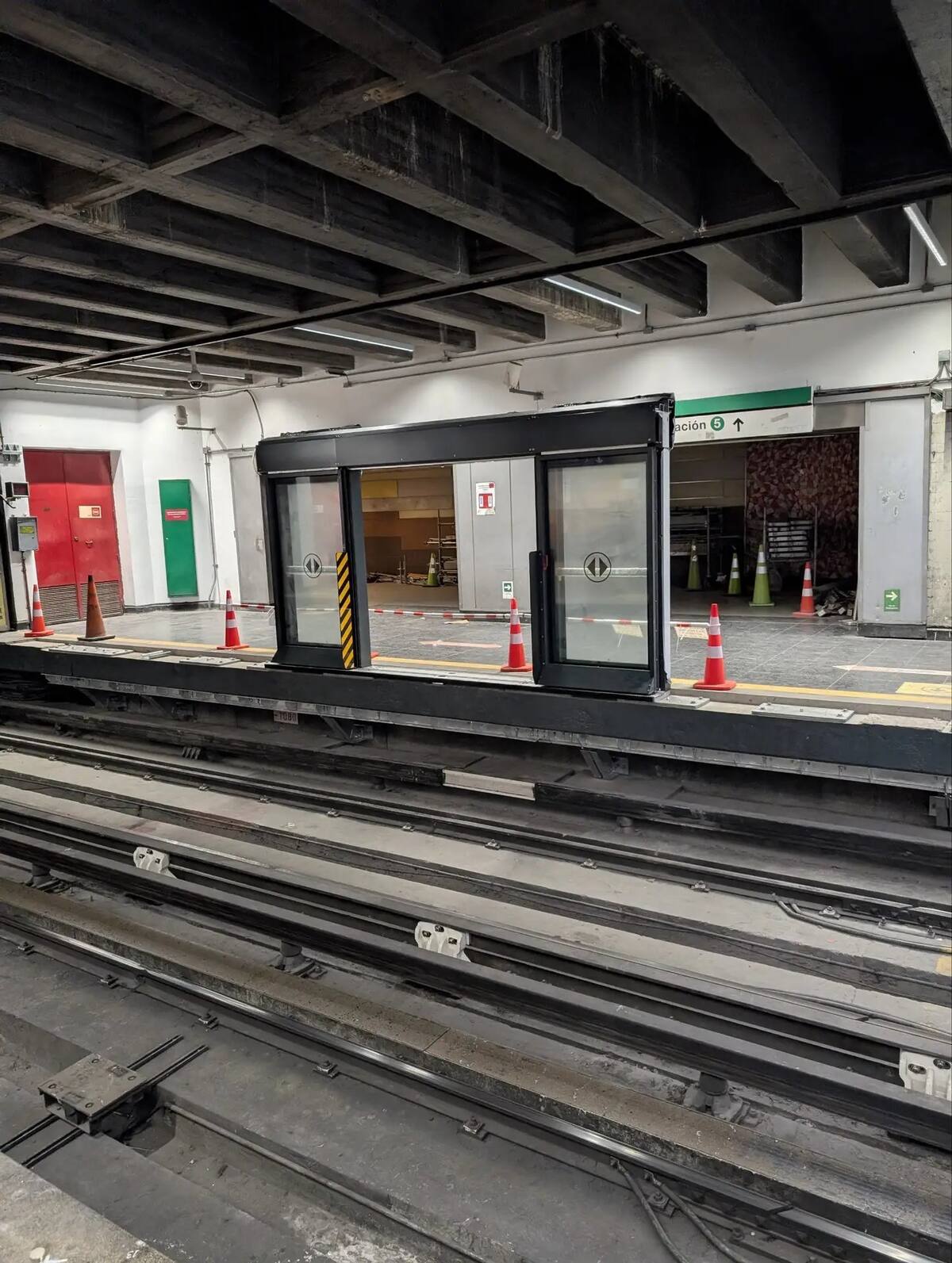 El sistema permite evitar la caída de pasajeros y objetos a las vías del tren, para optimizar el servicio y la seguridad de los usuarios. Créditos: Skyscraper City.