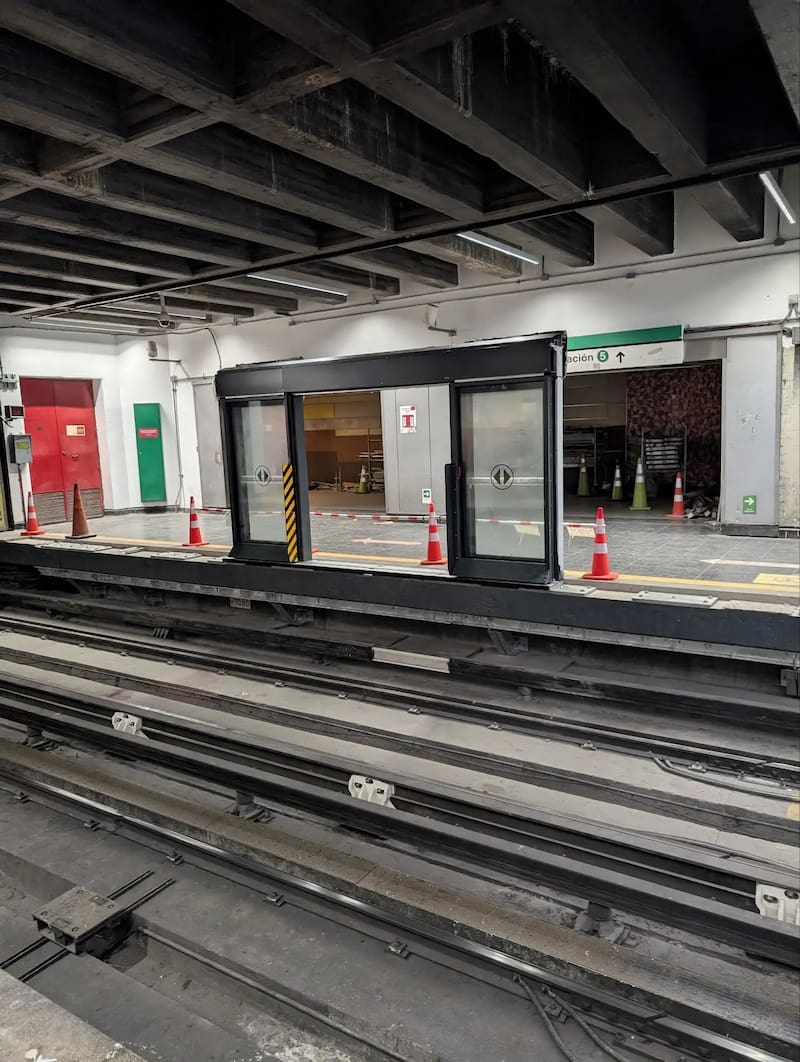 El sistema permite evitar la caída de pasajeros y objetos a las vías del tren, para optimizar el servicio y la seguridad de los usuarios. Créditos: Skyscraper City.