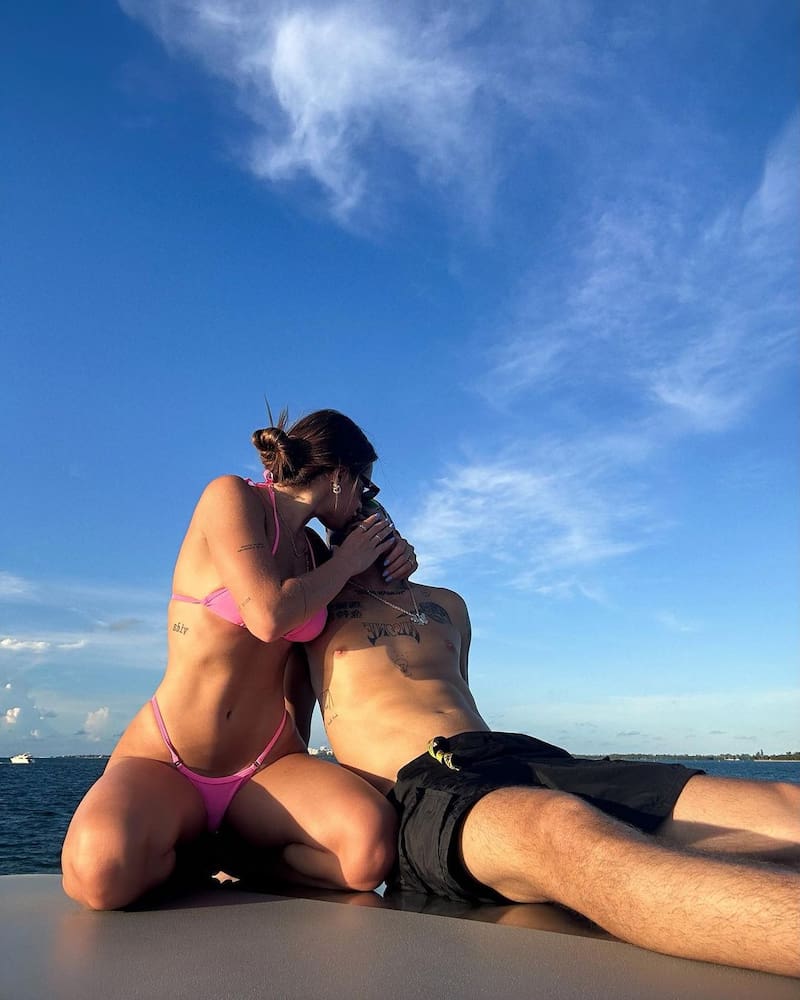 Mora y Paula Poletti viven su relación sentimental.