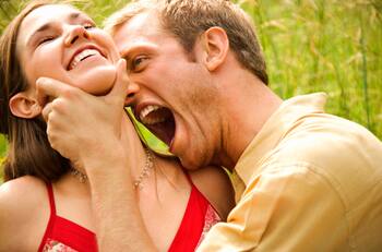 Qué significa que una persona tenga ganas de morder a otra, según la psicología