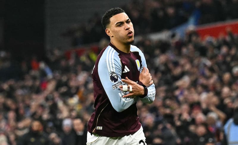 Le dio el triunfo a Aston Villa sobre Manchester United con dos golazos.