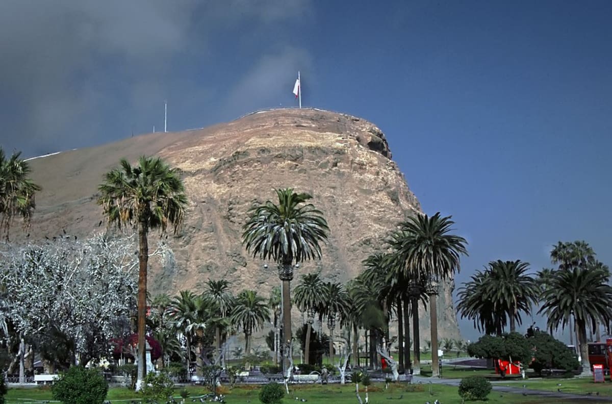 VIDEO | Registro capta desprendimiento en la base del Morro de Arica tras lloviznas en la región