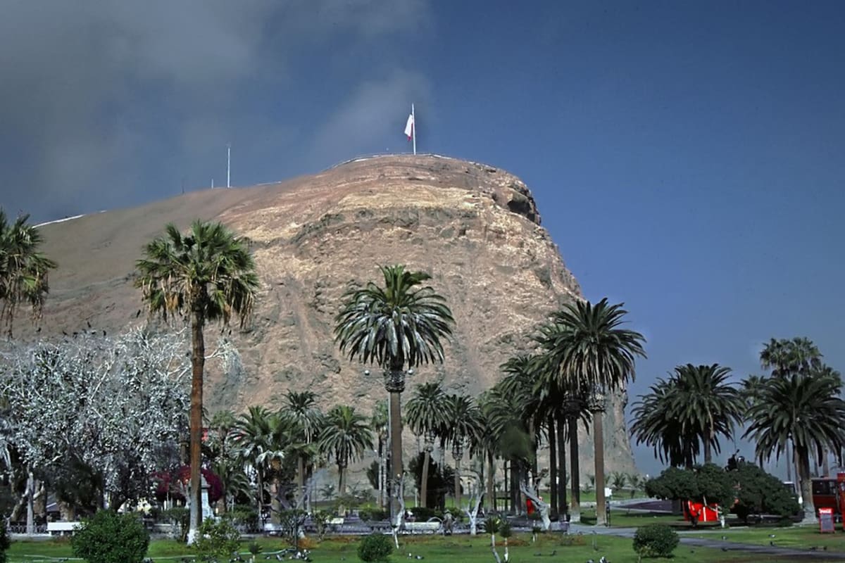 Sufrió desprendimiento de rocas de una parte de su base.