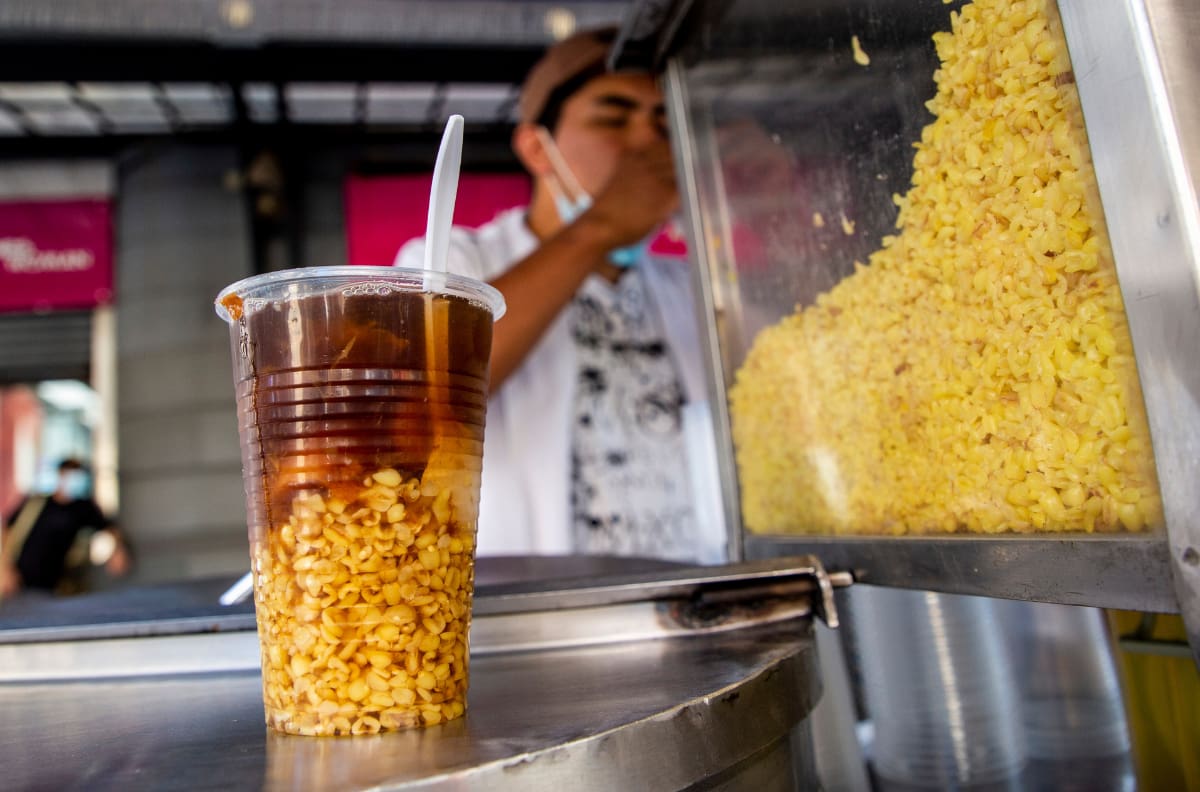 ¿Con calor? Estas son algunas de las mejores picadas de mote con huesillo en Santiago