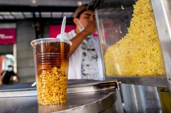 ¿Con calor? Estas son algunas de las mejores picadas de mote con huesillo en Santiago