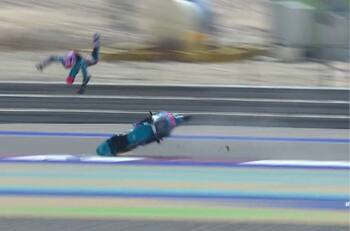 VIDEO | El espeluznante accidente que impactó al Gran Premio de Qatar en Moto 2