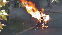 VIDEO | “Si no es mía, no es de nadie”: Hombre quemó su moto durante una fiscalización en Las Condes