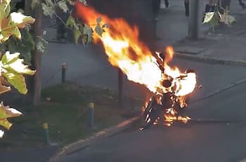 VIDEO | “Si no es mía, no es de nadie”: Hombre quemó su moto durante una fiscalización en Las Condes
