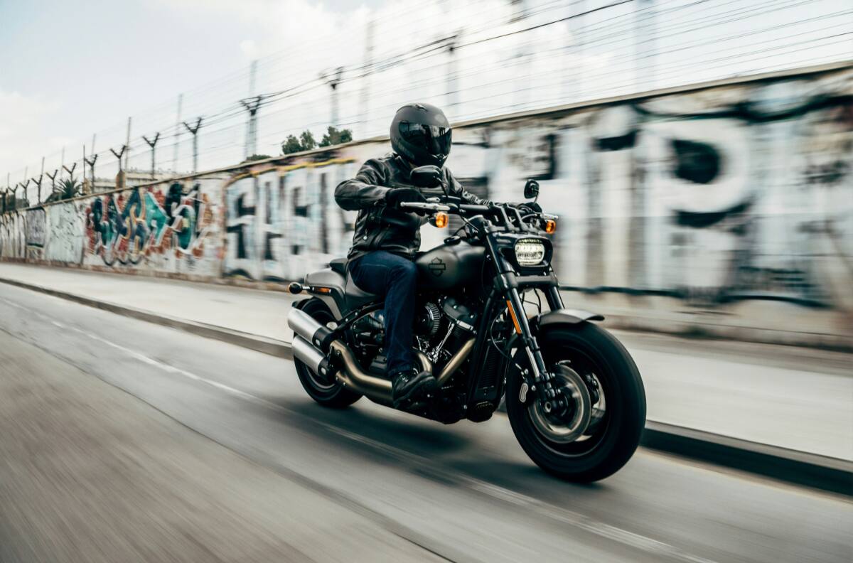 ¿Qué documentos debo portar para andar en moto en Chile?