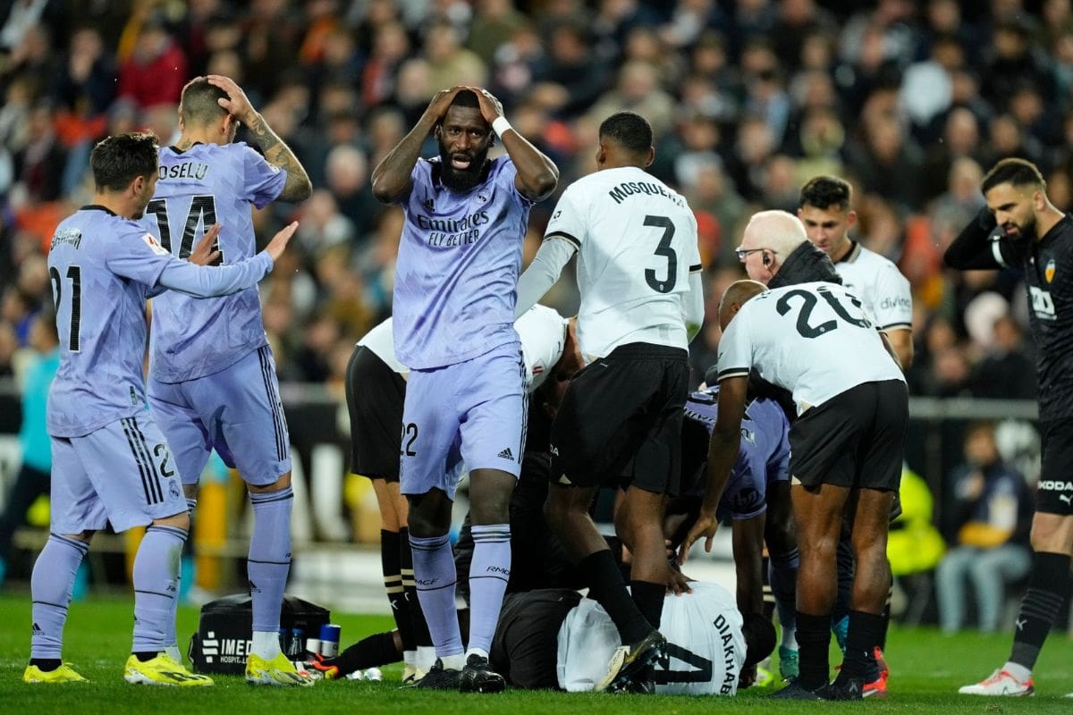 La reacción de sus compañeros tras la lesión que sufrió. Foto: Marca.
