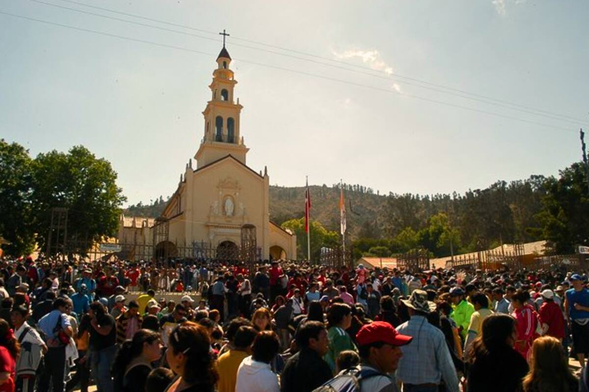 Religiosos se preparan para iniciar peregrinación hacia Santuario Lo Vásquez.