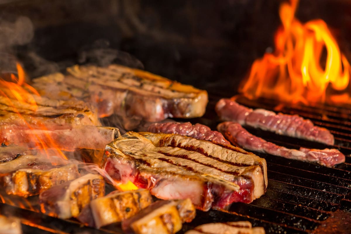 Este tenedor libre de carnes ofrece cortes premiun de vacuno, además de hamburguesas caseras y otros derivados de esta proteína. Foto: mugrillhouse.cl