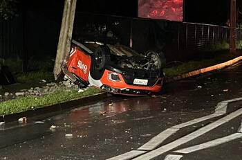 Un funcionario de seguridad ciudadana falleció tras estrellarse contra un poste