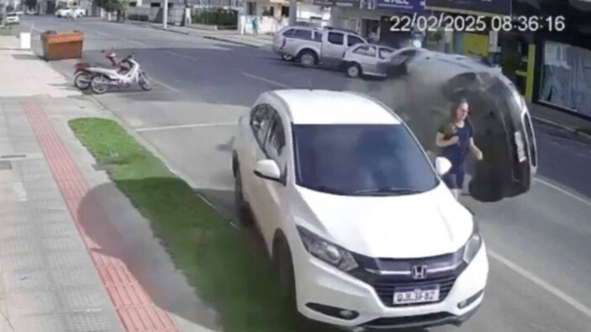 Mujer salva de milagro tras impactante choque