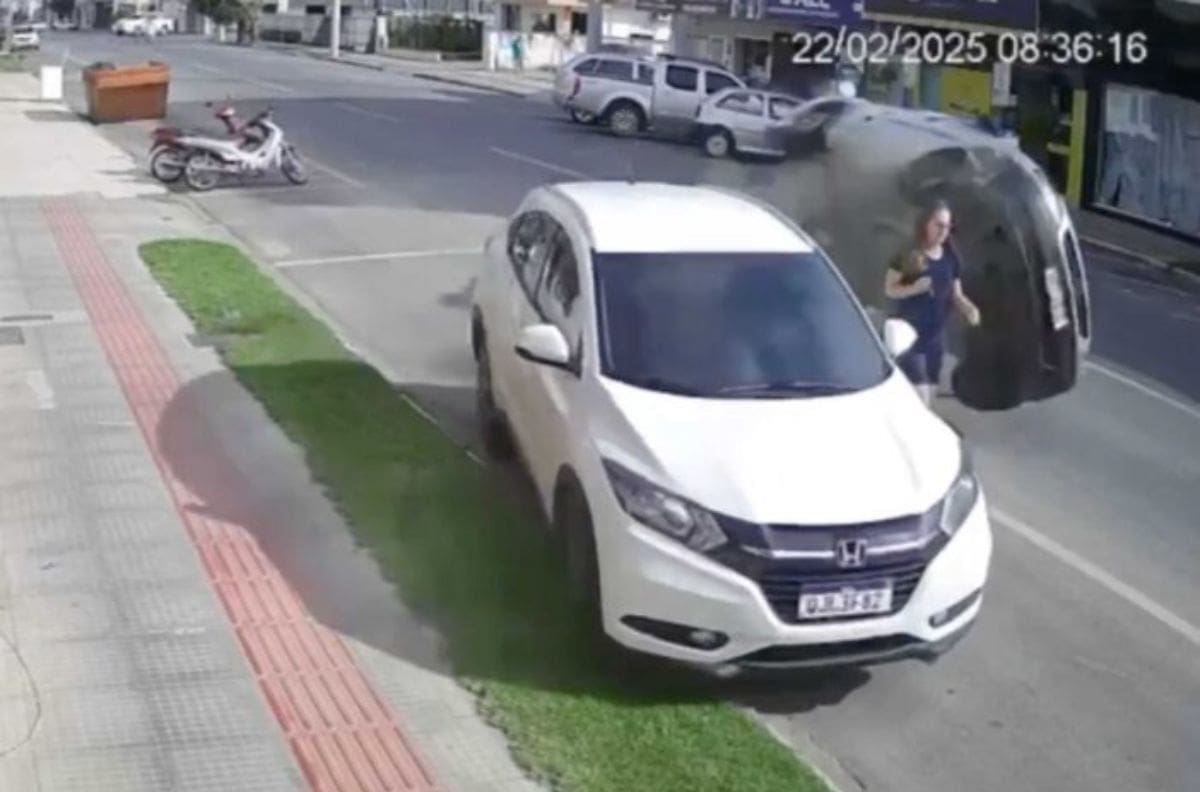Mujer salva de milagro tras impactante choque