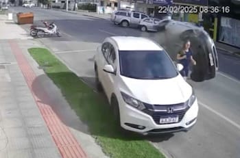 Mujer salva de milagro tras impactante choque