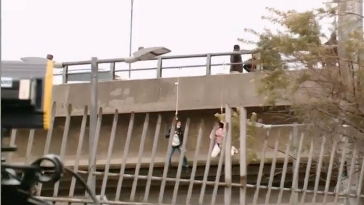 Momentos de tensión: mujer que protestaba colgada de un puente se desmayó