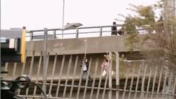 Momentos de tensión: mujer que protestaba colgada de un puente se desmayó