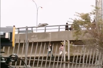 Momentos de tensión: mujer que protestaba colgada de un puente se desmayó